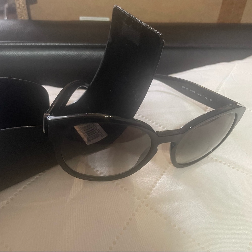 Elegant Black Sunglasses